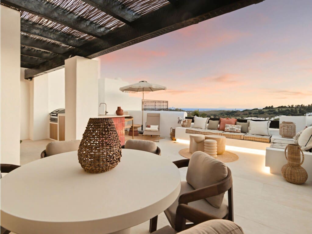 3 sypialnia Penthouse na sprzedaż w Benahavis z basenem garażem - 1 695 000 € (Ref: 9917807)