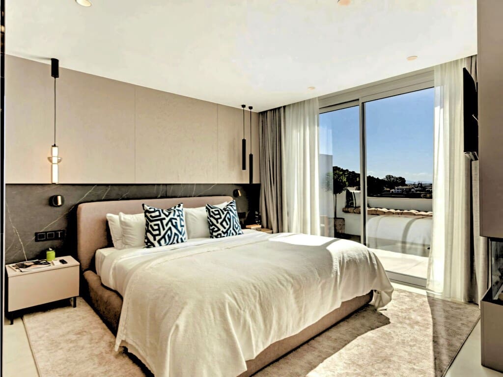 3 bedroom Townhouse for sale in La Quinta with pool garage - € 1,750,000 (Ref: 9920021)