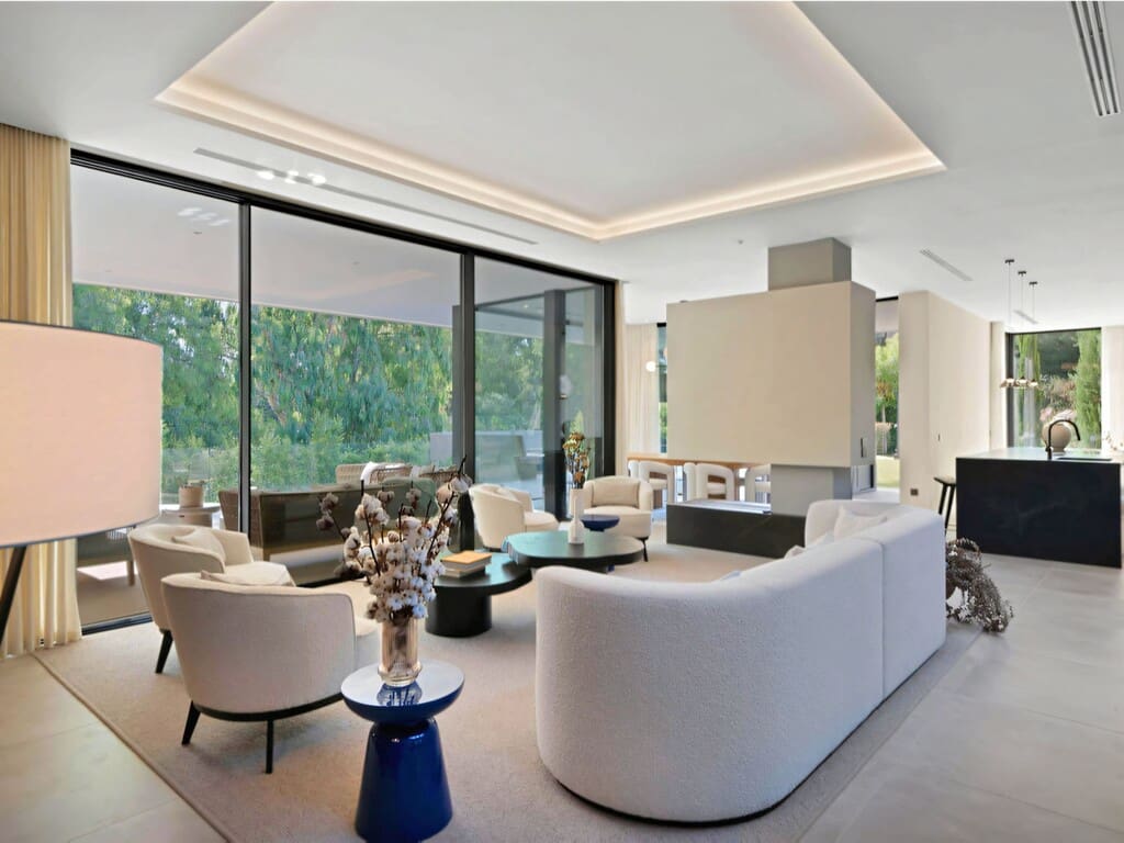 6 bedroom Villa for sale in Nueva Andalucia with pool garage - € 4,950,000 (Ref: 9926886)