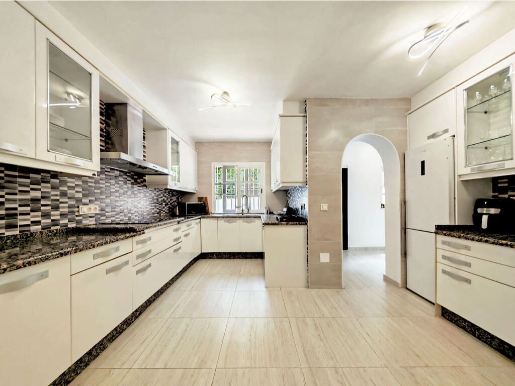 3 soveværelse Villa til salg i Benalmadena med swimmingpool garage - € 895.000 (Ref: 9928873)