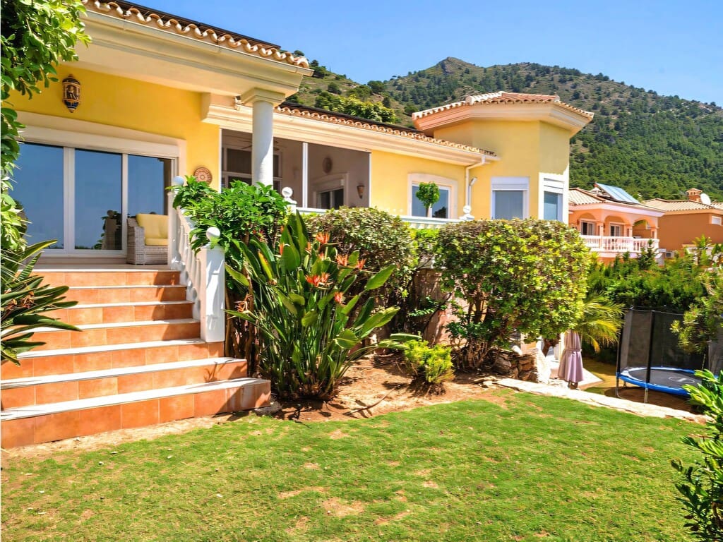 6 soverom Villa til salgs i Mijas Costa med svømmebasseng garasje - € 2 750 000 (Ref: 9928874)