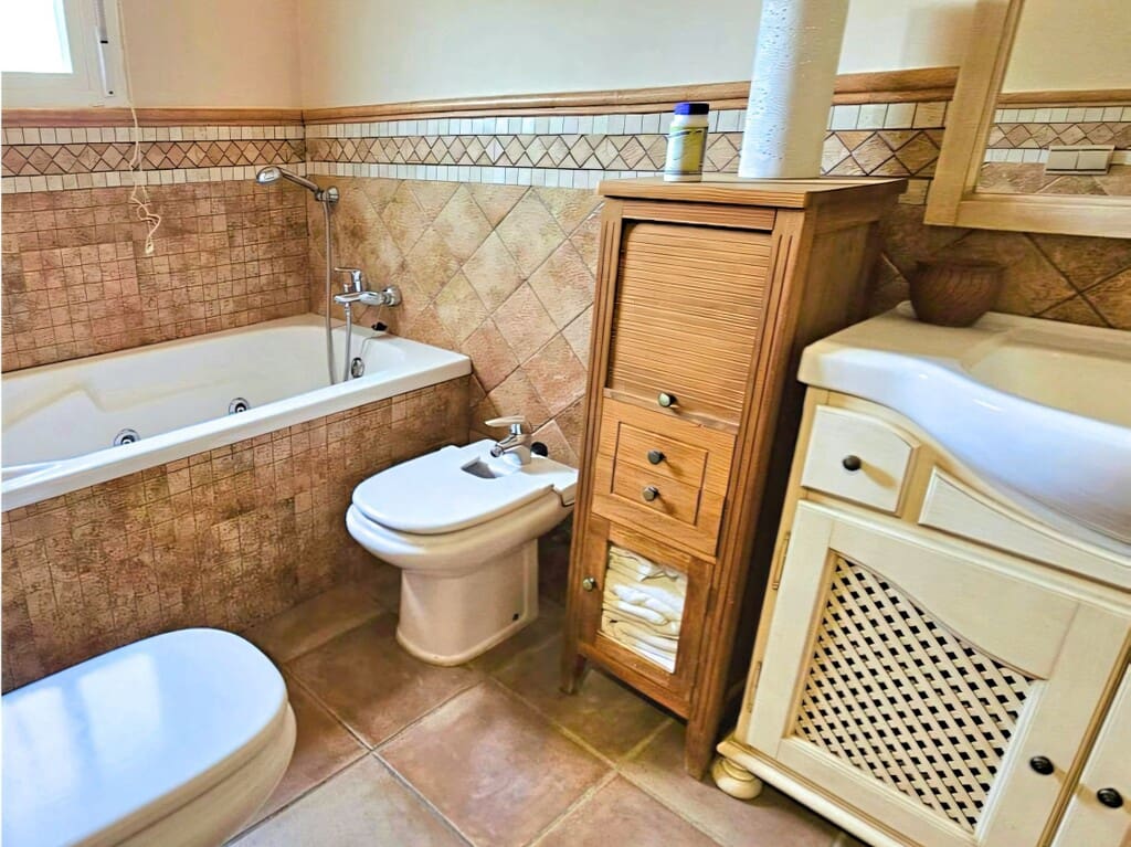5 Zimmer Villa zu verkaufen in Los Monteros mit Garage - 890.000 € (Ref: 9933650)