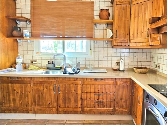 5 soverom Villa til salgs i Los Monteros, Marbella med garasje - € 890 000 (Ref: 9933650)