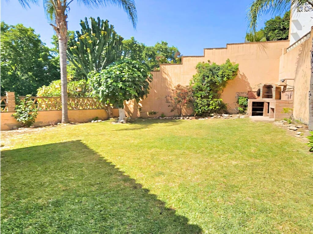 5 Zimmer Villa zu verkaufen in Los Monteros mit Garage - 890.000 € (Ref: 9933650)