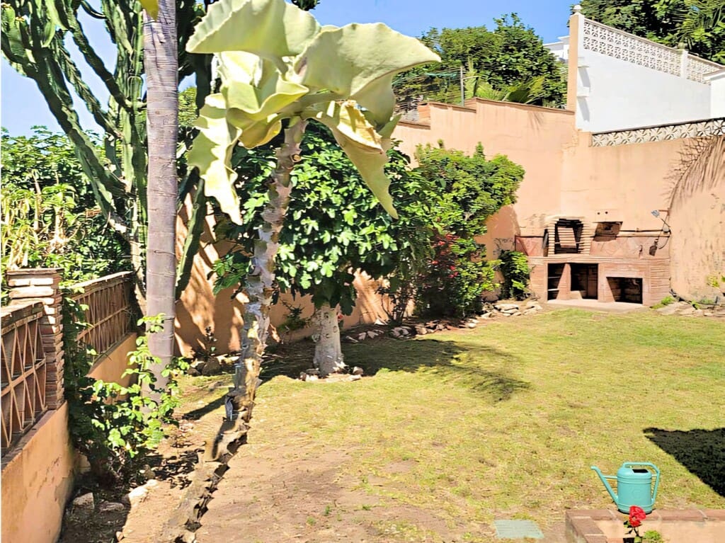 5 Zimmer Villa zu verkaufen in Los Monteros mit Garage - 890.000 € (Ref: 9933650)