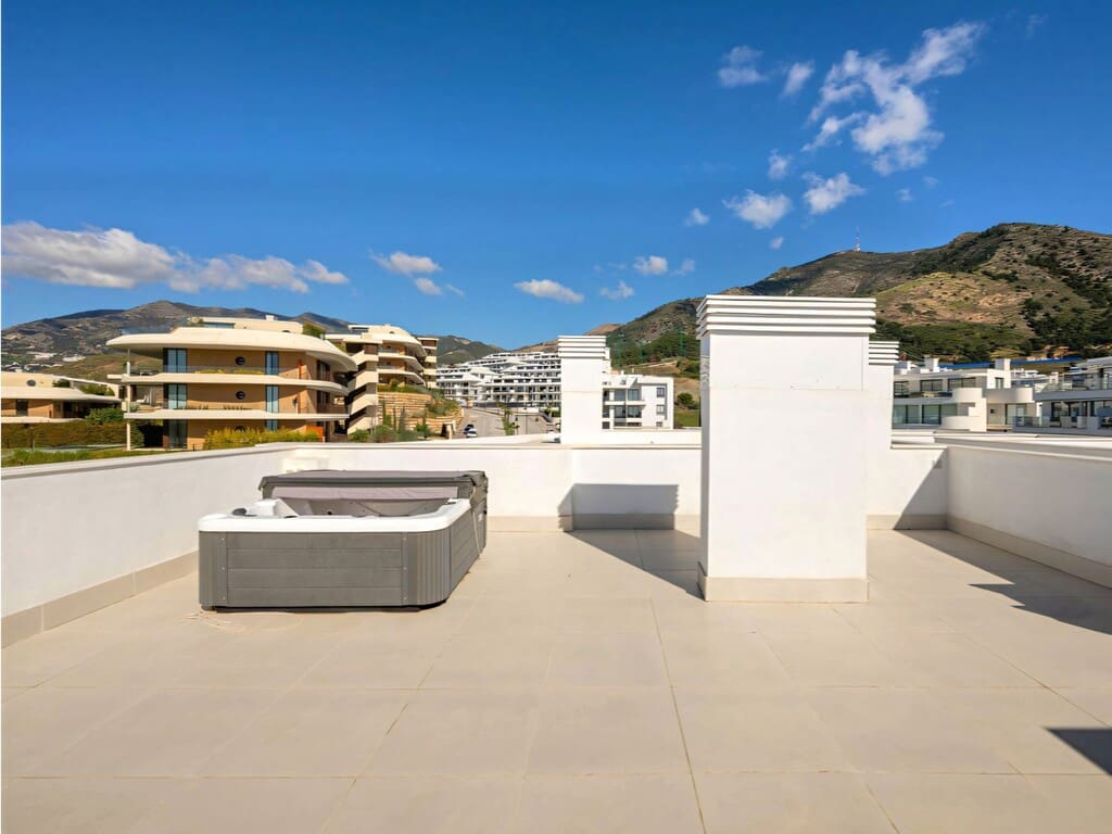 3 sypialnia Penthouse na sprzedaż w Fuengirola z basenem garażem - 845 000 € (Ref: 9935958)