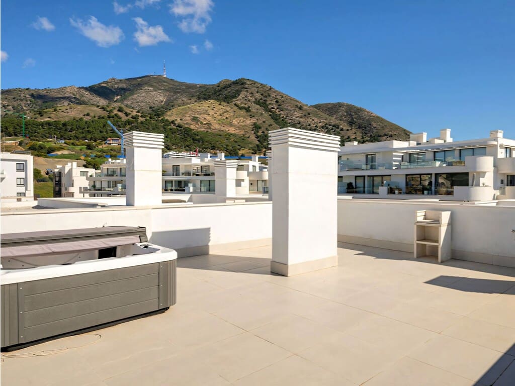3 sypialnia Penthouse na sprzedaż w Fuengirola z basenem garażem - 845 000 € (Ref: 9935958)
