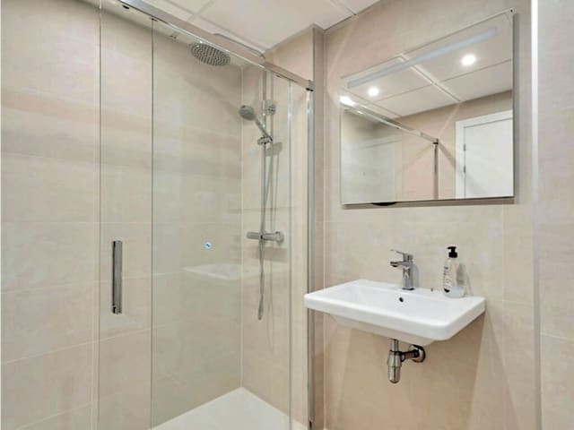 2 soverom Leilighet til salgs i Benalmádena med svømmebasseng garasje - € 439 000 (Ref: 9935960)