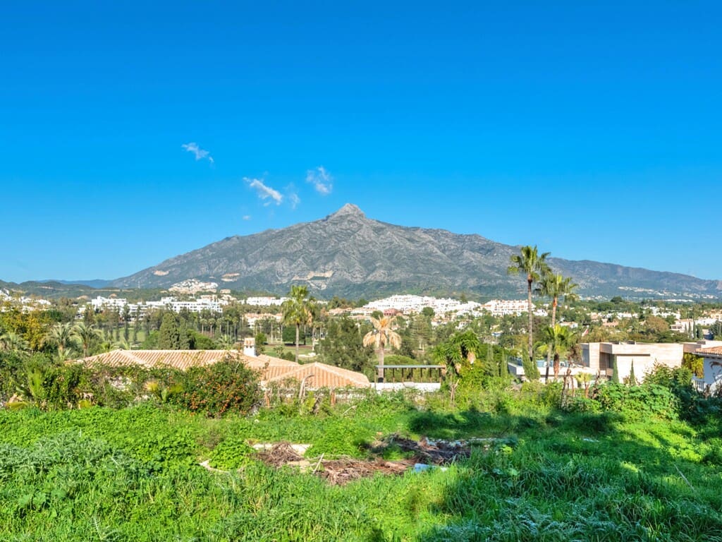 6 bedroom Villa for sale in Nueva Andalucia with pool garage - € 9,450,000 (Ref: 9935961)