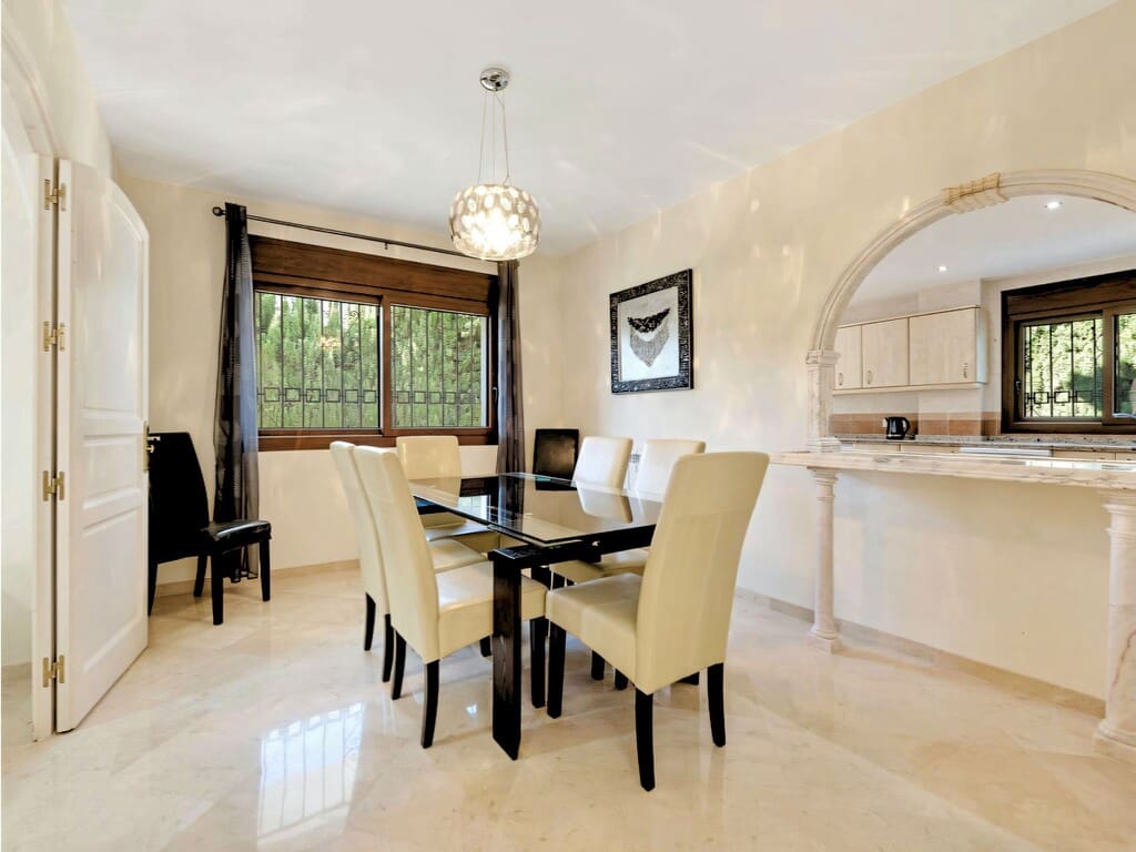Chalet de 5 habitaciones en Estepona en venta con piscina garaje - 1.399.000 € (Ref: 9937578)