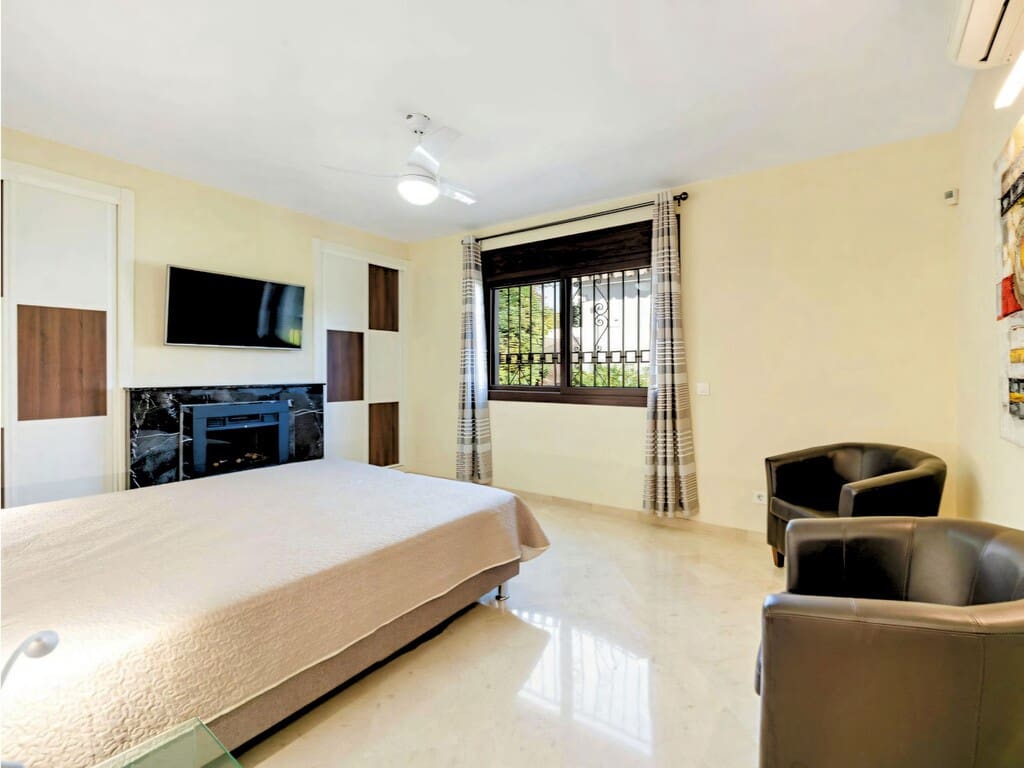 Chalet de 5 habitaciones en Estepona en venta con piscina garaje - 1.399.000 € (Ref: 9937578)
