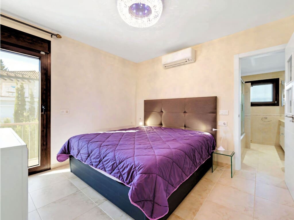 Chalet de 5 habitaciones en Estepona en venta con piscina garaje - 1.399.000 € (Ref: 9937578)