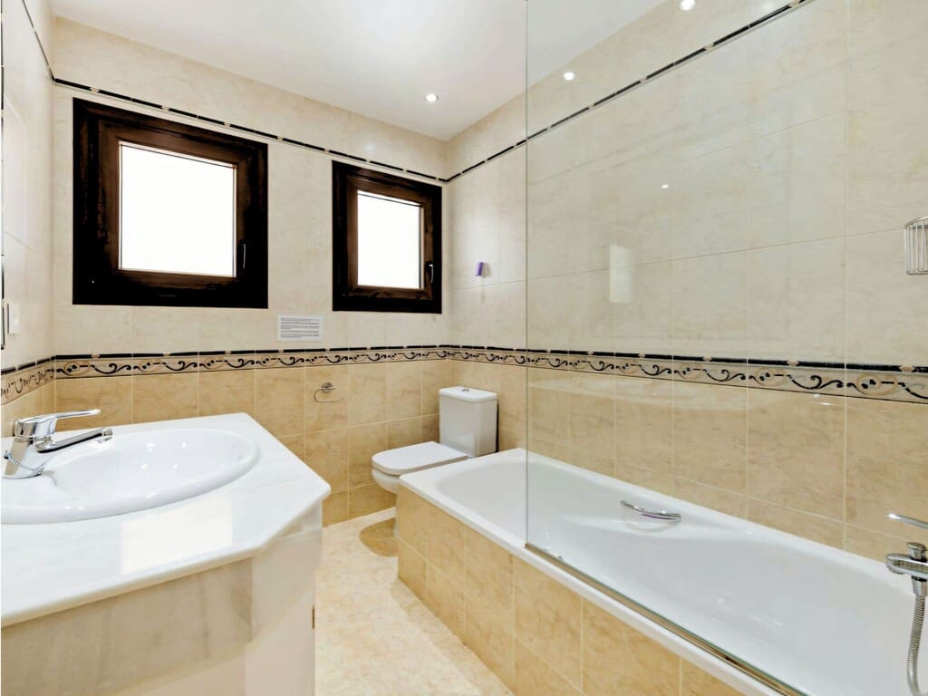 Chalet de 5 habitaciones en Estepona en venta con piscina garaje - 1.399.000 € (Ref: 9937578)