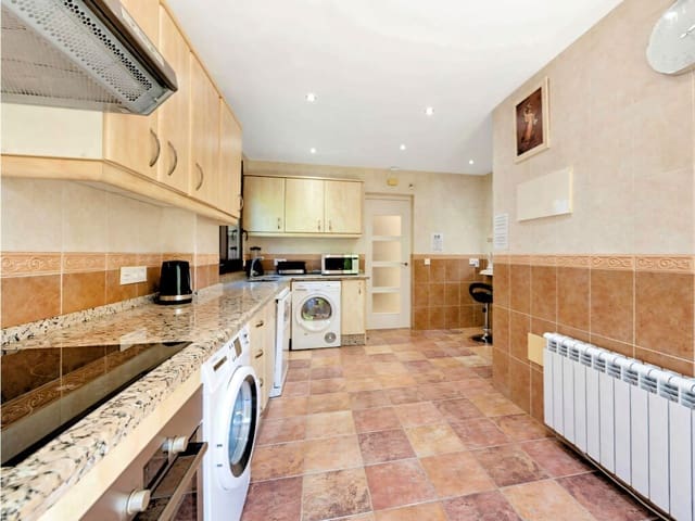 5 slaapkamer Villa te koop in Estepona met zwembad garage - € 1.399.000 (Ref: 9937578)