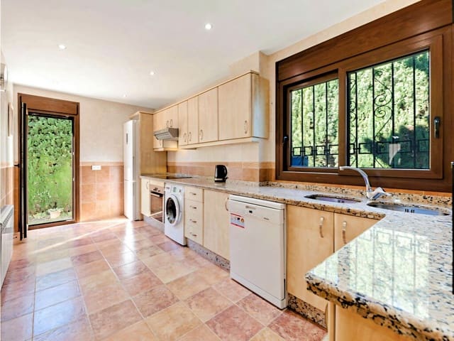 5 slaapkamer Villa te koop in Estepona met zwembad garage - € 1.399.000 (Ref: 9937578)