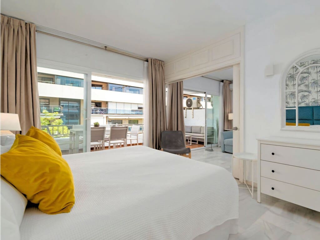 1 soverom Leilighet til salgs i Golden Mile med svømmebasseng garasje - € 495 000 (Ref: 9937580)