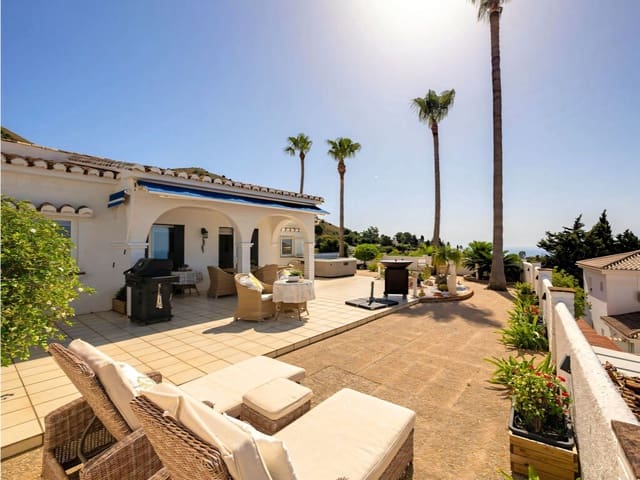 2 bedroom Villa for sale in Benalmádena with garage - € 825,000 (Ref: 9941786)