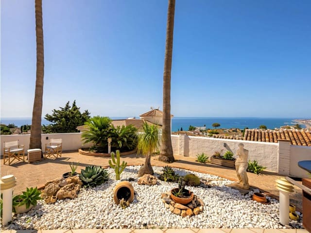 2 bedroom Villa for sale in Benalmádena with garage - € 825,000 (Ref: 9941786)