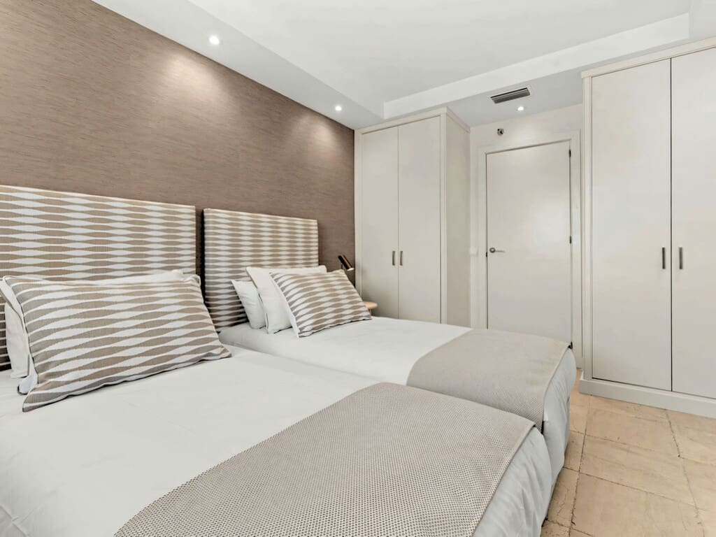 3 soveværelse Lejlighed til salg i Los Flamingos med swimmingpool garage - € 790.000 (Ref: 9941787)