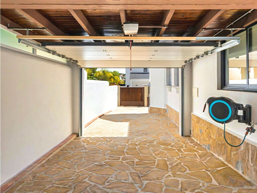 5 Zimmer Villa zu verkaufen in Nueva Andalucia mit Pool Garage - 1.995.000 € (Ref: 9945304)