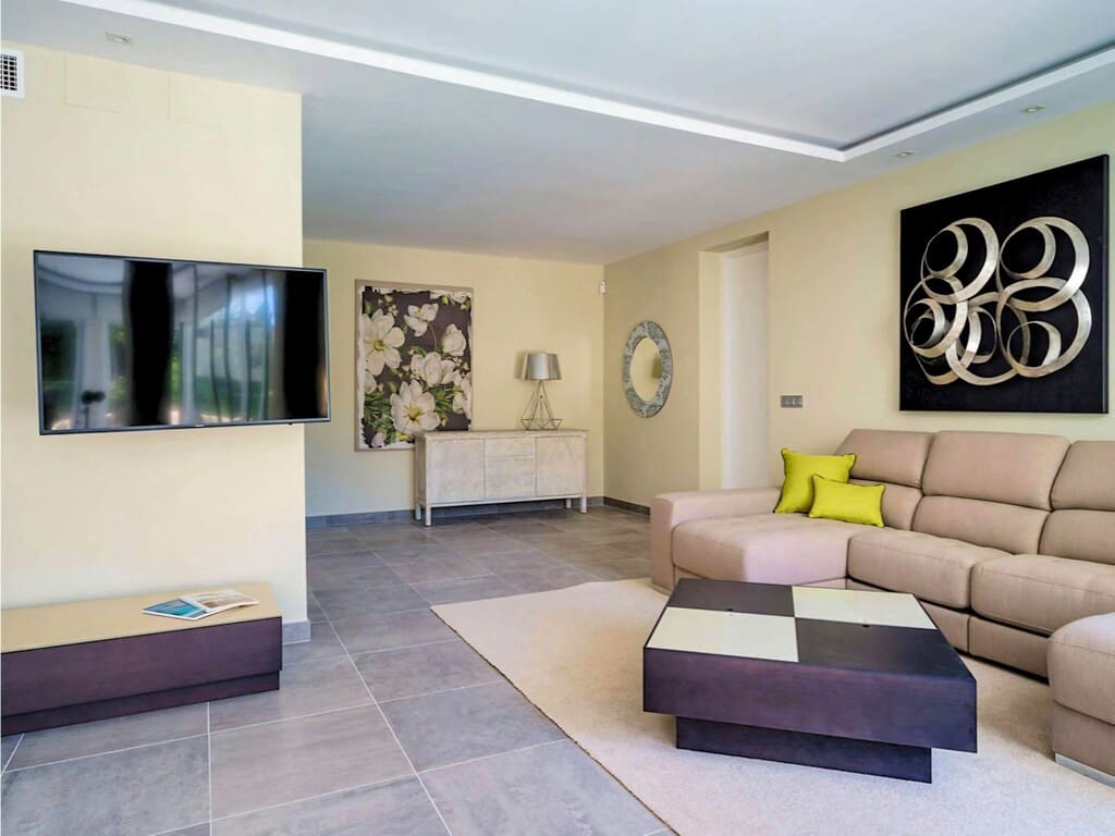 6 quarto Moradia para venda em Nueva Andalucia com piscina garagem - 2 400 000 € (Ref: 9947351)