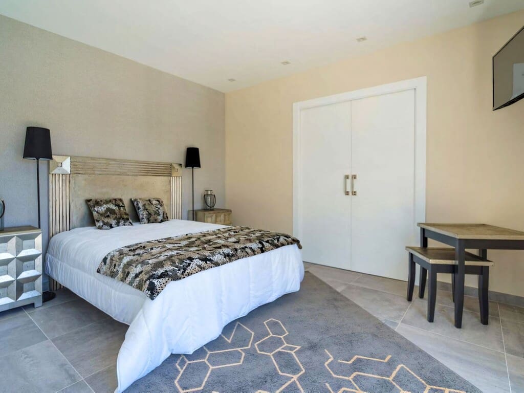 6 quarto Moradia para venda em Nueva Andalucia com piscina garagem - 2 400 000 € (Ref: 9947351)