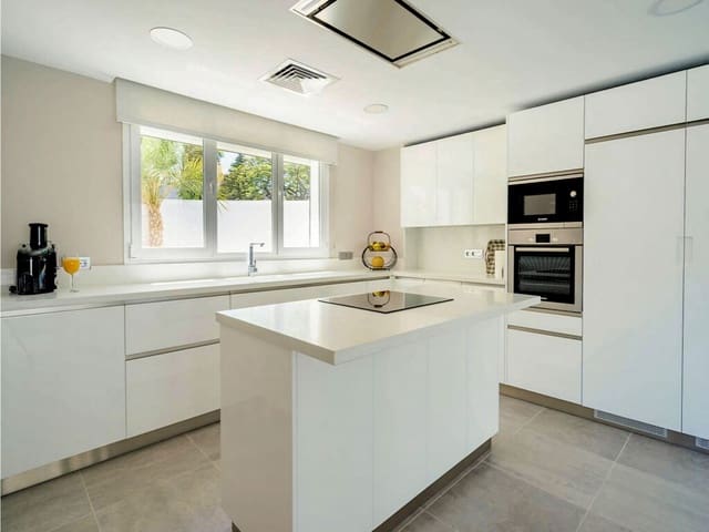 6 quarto Moradia para venda em Nueva Andalucia, Marbella com piscina garagem - 2 400 000 € (Ref: 9947351)