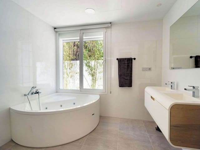 6 quarto Moradia para venda em Nueva Andalucia, Marbella com piscina garagem - 2 400 000 € (Ref: 9947351)