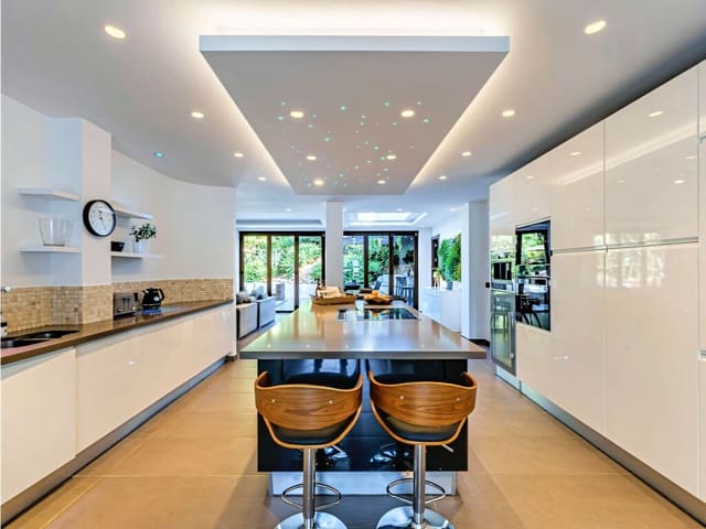 Chalet de 5 habitaciones en El Rosario, Marbella en venta con piscina garaje - 2.590.000 € (Ref: 9949291)