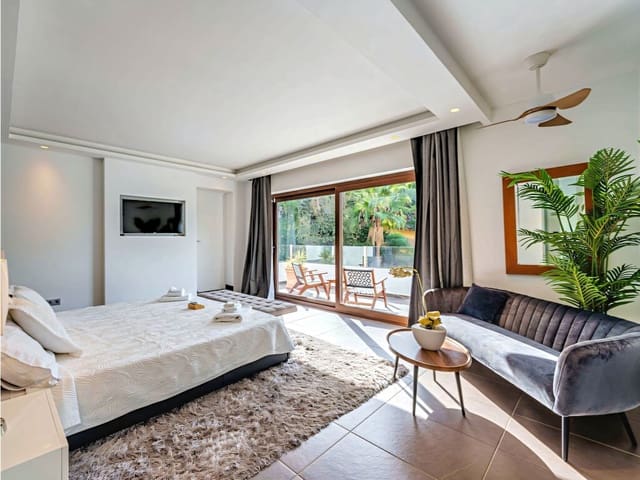 Chalet de 5 habitaciones en El Rosario, Marbella en venta con piscina garaje - 2.590.000 € (Ref: 9949291)