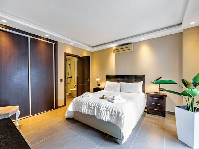 Chalet de 5 habitaciones en El Rosario, Marbella en venta con piscina garaje - 2.590.000 € (Ref: 9949291)