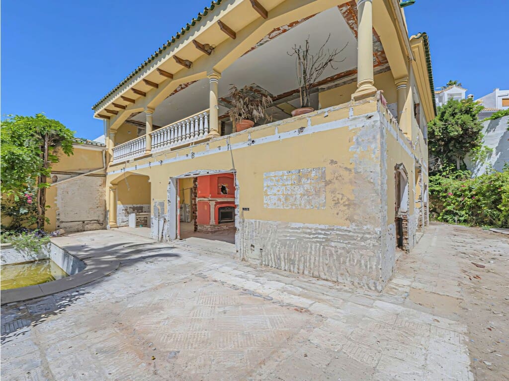 4 bedroom Villa for sale in Marbella with pool garage - € 1,325,000 (Ref: 9949293)