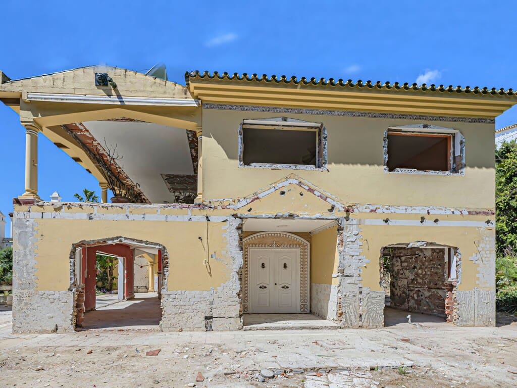 4 bedroom Villa for sale in Marbella with pool garage - € 1,325,000 (Ref: 9949293)