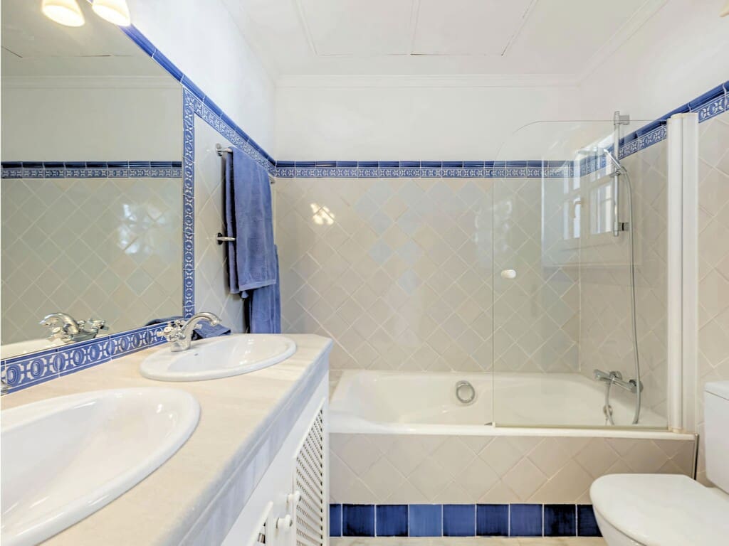 4 chambre Villa/Maison à vendre à Benahavis avec piscine - 1 350 000 € (Ref: 9952001)