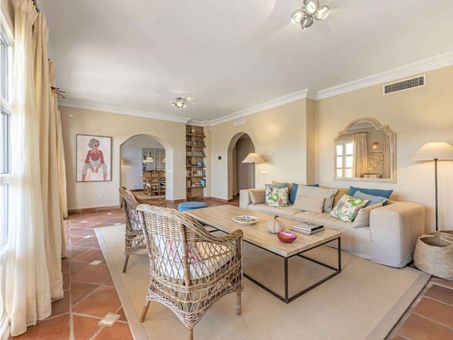 4 bedroom Villa for sale in Benahavís with pool - € 1,350,000 (Ref: 9952001)
