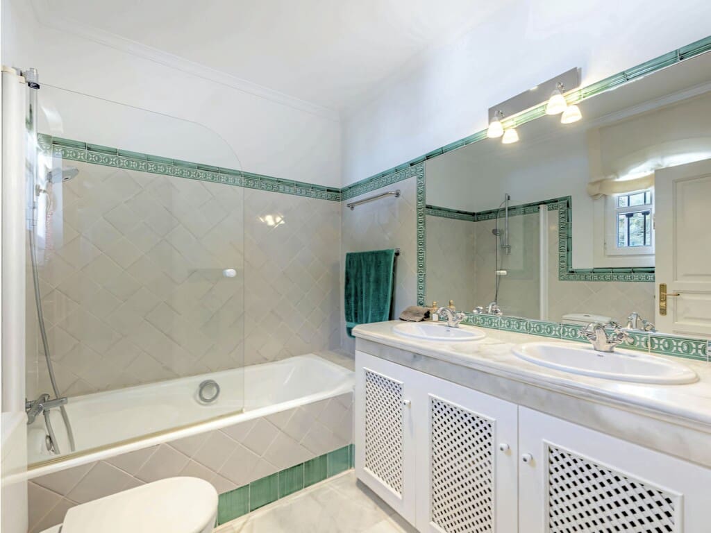 4 chambre Villa/Maison à vendre à Benahavis avec piscine - 1 350 000 € (Ref: 9952001)