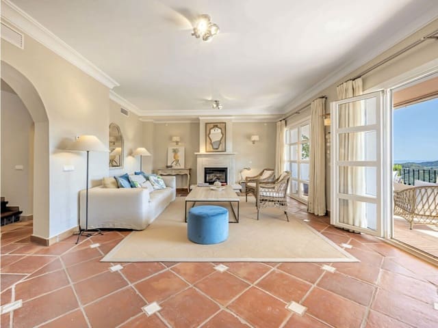 4 bedroom Villa for sale in Benahavís with pool - € 1,350,000 (Ref: 9952001)