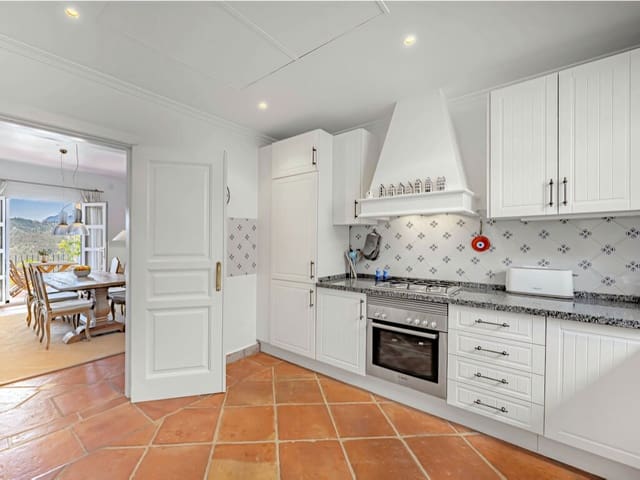 4 bedroom Villa for sale in Benahavís with pool - € 1,350,000 (Ref: 9952001)