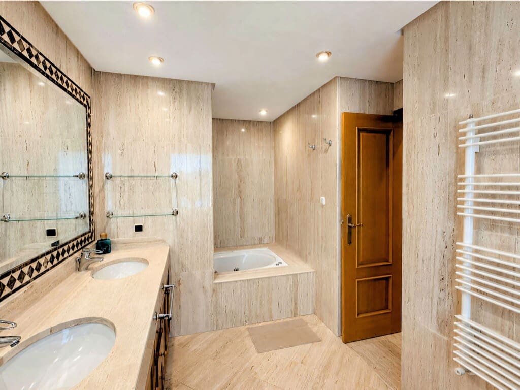 Chalet de 7 habitaciones en Marbella en venta con piscina garaje - 1.695.000 € (Ref: 9955673)