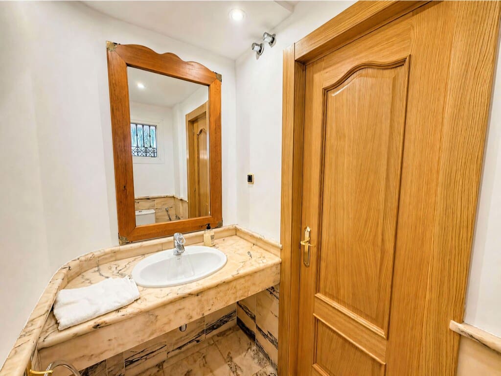 Chalet de 7 habitaciones en Marbella en venta con piscina garaje - 1.695.000 € (Ref: 9955673)