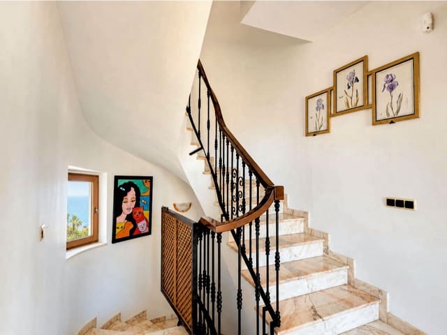 7 bedroom Villa for sale in Marbella with pool garage - € 2,195,000 (Ref: 9955673)