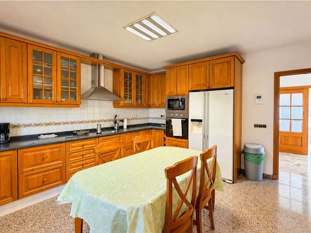 7 bedroom Villa for sale in Marbella with pool garage - € 2,195,000 (Ref: 9955673)