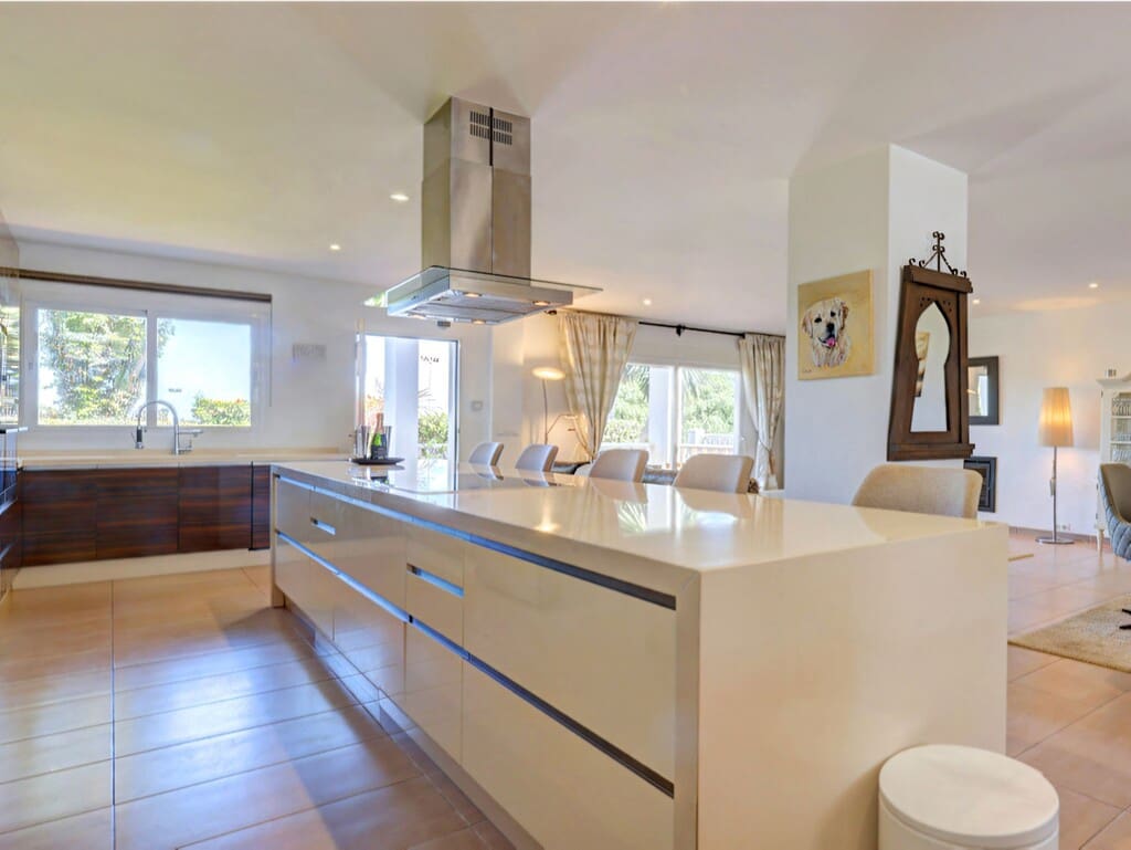 4 soverom Villa til salgs i La Duquesa / Puerto de la Duquesa med svømmebasseng garasje - € 650 000 (Ref: 9959314)