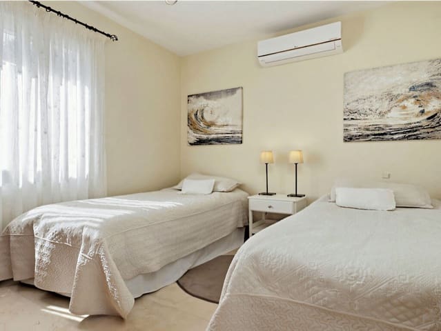 4 soverom Villa til salgs i La Duquesa / Puerto de la Duquesa, Manilva med svømmebasseng garasje - € 650 000 (Ref: 9959314)