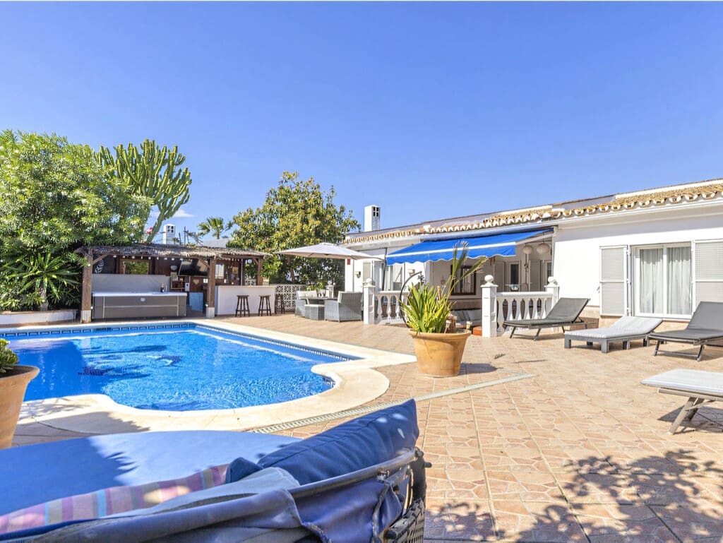 4 soverom Villa til salgs i La Duquesa / Puerto de la Duquesa med svømmebasseng garasje - € 650 000 (Ref: 9959314)