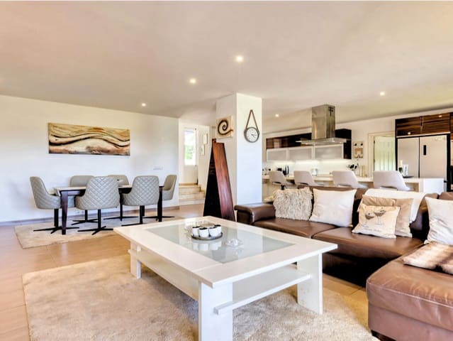 4 soverom Villa til salgs i La Duquesa / Puerto de la Duquesa, Manilva med svømmebasseng garasje - € 650 000 (Ref: 9959314)