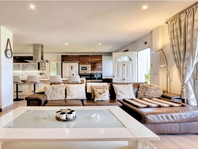 4 soverom Villa til salgs i La Duquesa / Puerto de la Duquesa, Manilva med svømmebasseng garasje - € 650 000 (Ref: 9959314)