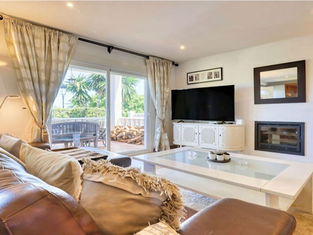 4 soverom Villa til salgs i La Duquesa / Puerto de la Duquesa, Manilva med svømmebasseng garasje - € 650 000 (Ref: 9959314)