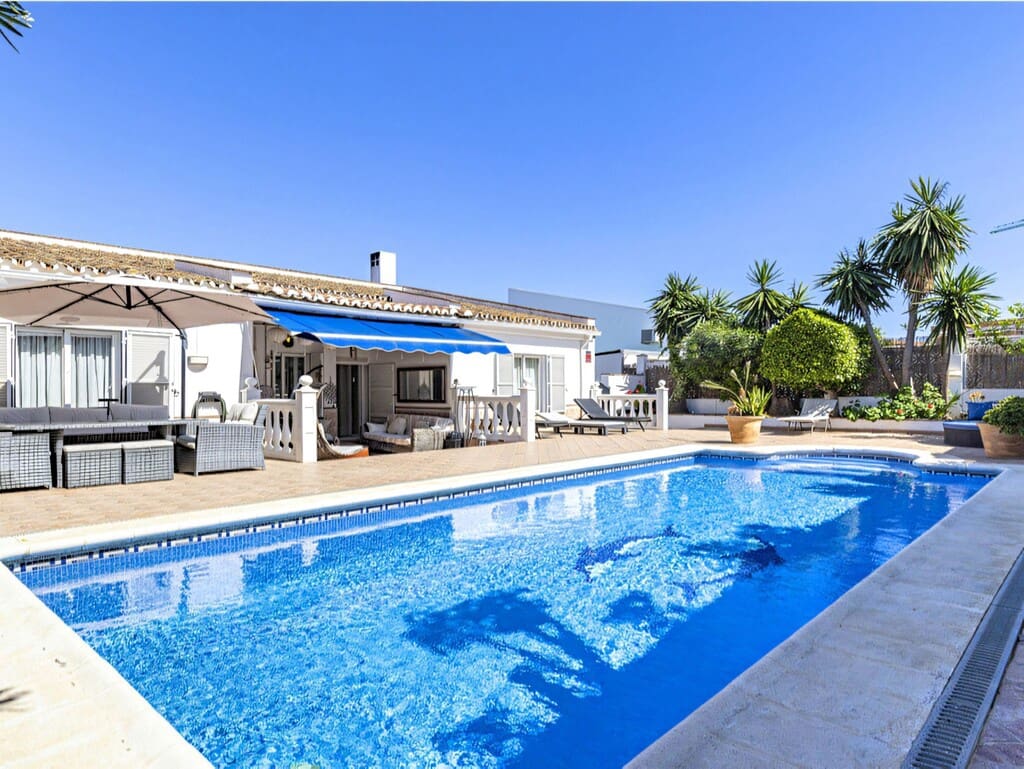 4 soverom Villa til salgs i La Duquesa / Puerto de la Duquesa med svømmebasseng garasje - € 650 000 (Ref: 9959314)