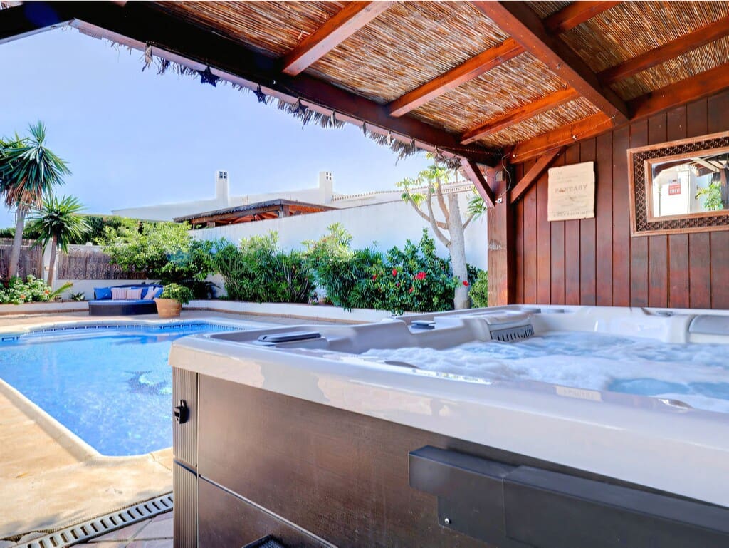 4 soverom Villa til salgs i La Duquesa / Puerto de la Duquesa med svømmebasseng garasje - € 650 000 (Ref: 9959314)